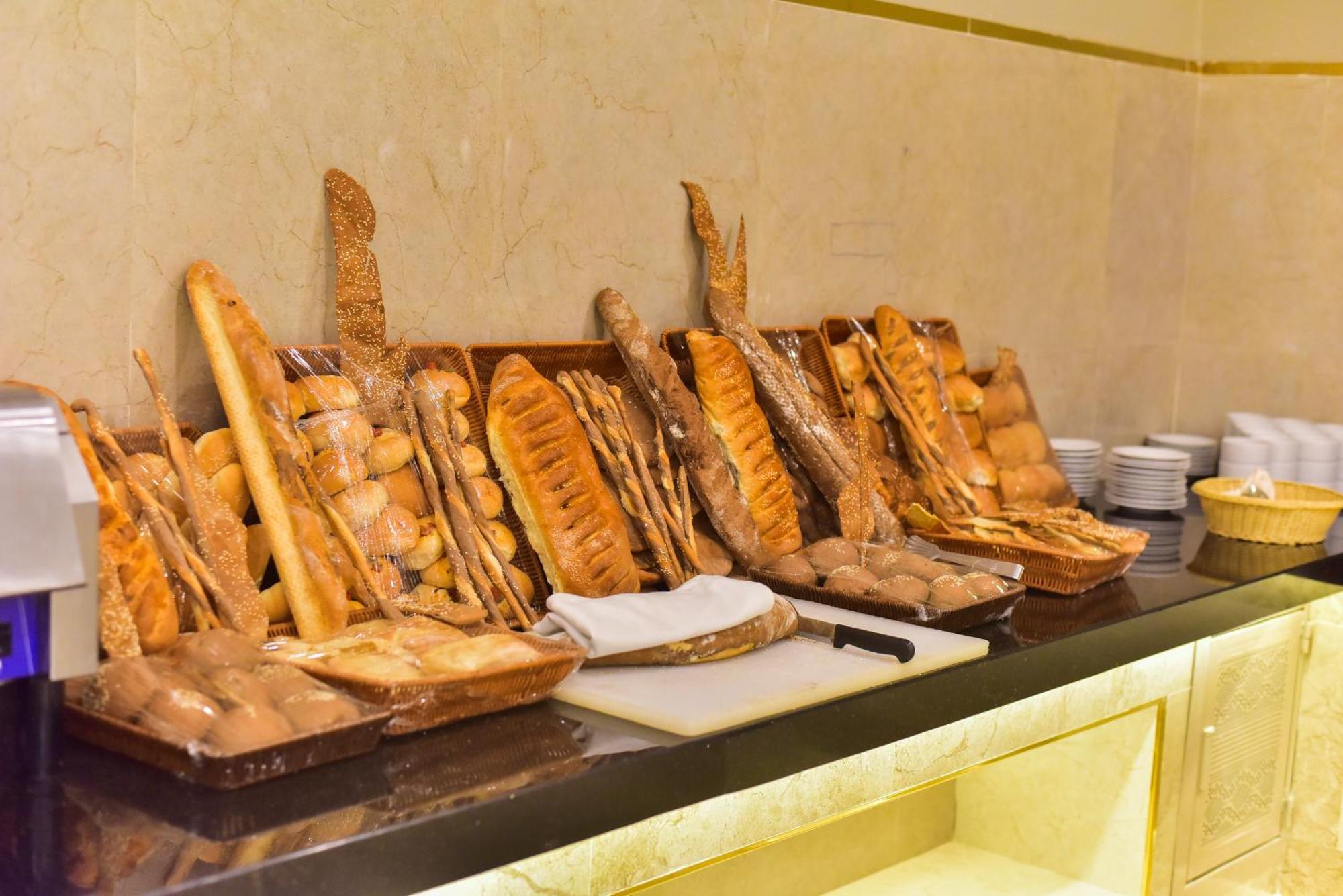 The Grand Hotel Sharm El Sheikh Eksteriør bilde Bread at a buffet