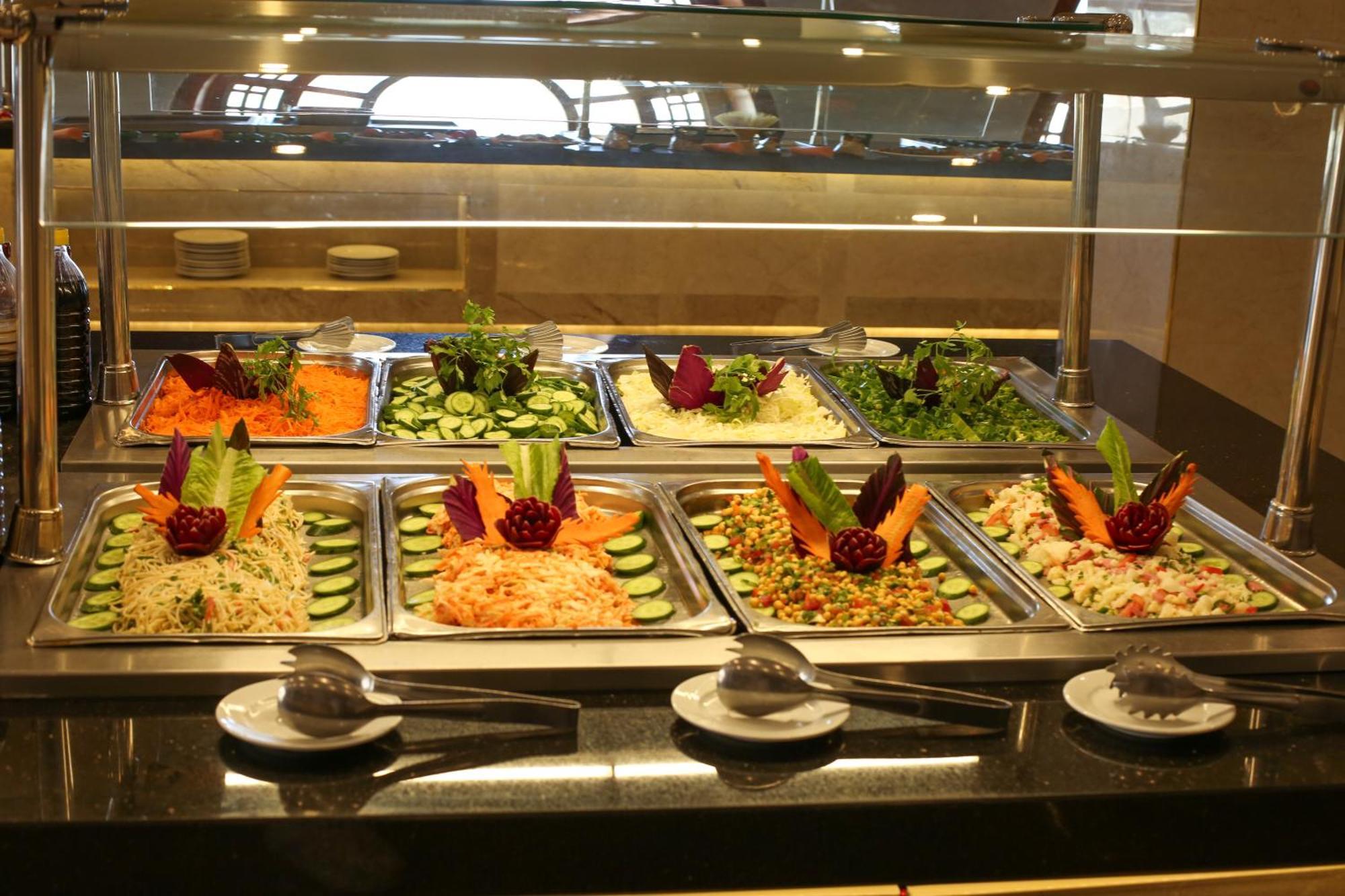 The Grand Hotel Sharm El Sheikh Eksteriør bilde A salad bar